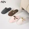 Pantuflas de felpa de algodón Hamudin con bloques de color liso para mujer, adecuadas para otoño e invierno, con suelas suaves, diseño antideslizante y un ajuste cálido y cómodo para uso en interiores