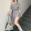 Traje Deportivo Casual Coreano Reductor de Edad para Mujer en Verano, Sencillo con Ceñido a la Cintura, de un Hombro, Hombro Diagonal, Manga Corta, Falda Corta Gris, Moderno