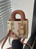2026 Nuevo Modelo Bolso de Mujer para Comercio Exterior con Estampado de Oso Lindo, Bolso de Mano Cuadrado Pequeño, Bolso Cruzado de Hombro para Mujer Estilo Coreano