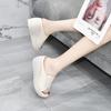 Pantuflas de Suela Gruesa para Uso Exterior de Mujer Verano 2025 Estilo Europeo y Americano Piel de Vacuno de Primera Capa Elegantes Impermeables Plataforma Plataforma Tacón Cuña Sandalias