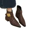 Botines de Punta Aguda de Venta Caliente para Mujer 2026 Nueva Llegada de Invierno Muy Bonitos Hebilla Metálica Tacón Grueso Versátil Temperamento Botas de Moda para Mujer