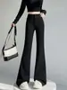 Foto real de los nuevos pantalones de traje de seda helada de otoño 2026, pantalones de pierna ancha acampanados de cintura alta, finos, de largo hasta el suelo para mujer