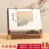 Calendário de Mesa de Madeira Estilo Chinês Ano do Carneiro 2027 com Porta-Caneta Ornamento Multifuncional para Desktop Calendário de Escritório com Impressão para Negócios