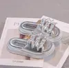 Sandalias Abiertas para Niñas 2026 Verano Nuevo Estilo Pantuflas para Niños Mayores Zapatos de Playa de Suela Suave Zapatos de Princesa de Cristal para Niñas