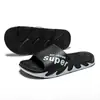 Venta especial de liquidación en pantuflas para hombre, disponibles en varios tamaños y estilos, incluyendo chanclas y sandalias de dedo, adecuadas para puestos y mercados nocturnos