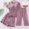 Pijama para mujer con almohadilla en el pecho otoño y verano fino simple cuello en V color liso manga corta pantalones cortos pantalones cropped ropa de casa traje de tres piezas