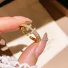 Anillo de Letra con Circonita Chapado en Oro Real de 14K Diseño de Personalidad de Nicho de Gama Alta Anillo para el Dedo Índice Moda de Lujo Ligero Joyería para Manos
