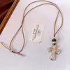 Cordón de cuero con cuentas de piedra y colgante de cruz redonda, collar ajustable con un toque de lujo ligero y alta gama, accesorio de cadena para suéter versátil