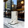 Fivela de Cinto Botas Brancas Acima do Joelho Femininas 2026 Nova Chegada Bico Fino Aumento de Altura Botas para Calça Salto Anabela Botas de Equitação