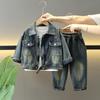 7056 Traje de Mezclilla Primaveral para Niños 2026 Nuevo Elegante Conjunto Fresco de Tres Piezas para Niños Pequeños y Bebés en Primavera y Otoño
