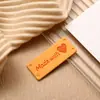 10 colores etiqueta mano con amor carta logo de cuero repujado marca de cuero terciopelo coreano sombrero bolsa logo de ropa