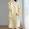 Conjunto de dos piezas de falda de punto con bordado de lana pura, cuello en V y manga larga para otoño e invierno para mujer, nuevo conjunto de dos piezas de suéter de punto con diseño calado