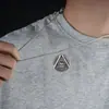 Moderna Joyería Retro Versátil Ojo de Dios Ojo Triangular Grabado en Inglés Aleación de Alta Gama Colgante para Novio