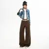 Traje de mezclilla para mujer con una chaqueta corta de color azul jade, desgastada, lavada y arrugada, y pantalones largos de color café marrón, más pantalones extra largos de seda helada color café marrón
