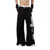 Jeans streetwear leve estilo americano com estampa de grafite de asas e costura contrastante, calça de algodão unisex de perna larga curva multibolsos comprimento total