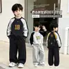 Conjunto de moletom casual infantil para primavera e outono para crianças, novo conjunto de duas peças da moda e legal de 2026 para meninos e meninas
