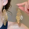 Pendientes de Gancho con Borla de Hoja Hueca Estilo Metal Europeo y Americano, Pendientes Llamativos Modernos y Únicos con un Diseño Audaz, Accesorios de Oreja de Nicho