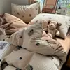 Juego de ropa de cama de algodón 100% estilo INS, fresco, lindo, con dibujos animados, para dormir sin ropa, juego de cuatro piezas con sábana bajera, sábana encimera, funda de edredón, adecuado para dormitorios de estudiantes, juego de tres piezas 4