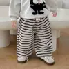 Pantalones de rayas para niños 26 nuevos de primavera y otoño casuales versátiles holgados para niños y niñas, pantalones de moda versátiles con puños