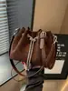 Bolso de terciopelo retro de alta gama para mujer, nuevo bolso cruzado versátil de otoño 2026, bolso de cubo de un solo hombro súper popular