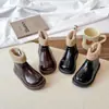 Botas de Cuero para Niñas Forradas de Felpa Caliente Nuevo Estilo Invierno 2025 Botines Cortos de Bebé Niños Botas de Algodón de Suela Suave Venta al por Mayor