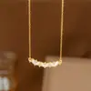 Venta Caliente Internacional Transfronteriza Tema de Moda Personalizado Micro-incrustación de Zirconio Completo V Grande Clásico Acero Titanio Chapado en Oro Real de 18K Colgante Clavícula