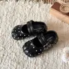Zapatos de piel para niña 2026 primavera y otoño nuevo moda infantil mocasines de lunares zapatos sencillos de princesa roja Birkenstock