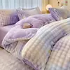 Juego de ropa de cama de cuatro piezas de terciopelo de leche y pelo de conejo engrosado para otoño e invierno, con sábanas de felpa de coral de alta densidad, funda de edredón y sábana bajera.