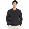 Camisa polo masculina em malha canelada vertical estilo Old Money, adequada para primavera e outono, business casual, de manga longa, com um visual sofisticado