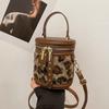 Bolsa Cilíndrica Transfronteiriça Bolsa de Mão de Nicho para Mulheres 2026 Novo Estilo Xadrez Moda Bolsa Transversal Versátil Bolsa de Mão com Estampa de Leopardo Bolsa Saco