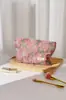 Exquisita y Dulce Bolsa de Cosméticos con Flor Rosa Tridimensional, Bolsa Portátil de Almacenamiento para Cosméticos, Neceser de Gran Capacidad