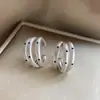 Pendientes de Plata Aguja Forma de C Lunares Tres Capas Lujo Ligero Pendientes de Botón de Gama Alta Estilo Frío Exquisito Sentido de Diseño de Nicho Joyería para Orejas para Mujeres