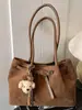Bolsa Tote Suede Grande Capacidade Casual da Moda 2025 Inverno Nova para o Trabalho com Visual Elegante Casual de Ombro Feminina