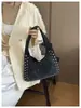Bolso tote de remaches estilo coreano para mujer, nuevo diseño de moda de nicho otoño 2026, bolso de hombro cruzado mate
