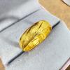 Anel de Casal com Tecido Twill Flash Sand Chuva de Meteoros Anel de Casal Forno Ouro Galvanoplastia a Vácuo Nó de Ouro Anel de Casamento