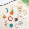 Venta al por mayor del fabricante Joyería de aleación geométrica con forma de flor hueca redonda con goteo de aceite, accesorios para pendientes con banda de goma, colgante, versión coreana