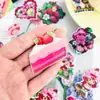 Nuevo Artículo Caliente de Venta Caricatura de Niña Fresa de Acrílico Funda para Teléfono Móvil Llavero para Mochila Colgante Accesorios Shaker