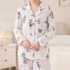 [Venta al por mayor de fábrica] Conjunto de pijama de algodón nube con estampado integral de cachorros y osos de dibujos animados para mujer, Primavera/Otoño, con cuello de solapa, Adecuado para ropa de estar