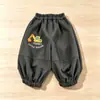 Calça de moletom infantil 2026 primavera e outono 3D boneco de carro calça casual para meninos e meninas fofa modelagem solta com punhos afunilados calça comprida