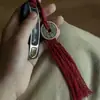 Latão Antigo Espírito da Montanha Amuleto da Sorte Chaveiro de Carro Pingente Amuleto da Paz Decoração de Carteira Bolsa de Couro Presente para Homens e Mulheres