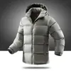 26888 Jaqueta de Penas Outono Inverno Nova com Capuz Leve Jaqueta de Penas Estilo Casal Quente Solta Fashionável Casual Roupa Exterior