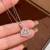 Nova Corrente de Clavícula Exquisite com Pingente de Patinha de Gato Banhada a Prata Rosa Full Strass Brilhante Estilo Doce de Luxo Leve de Nicho