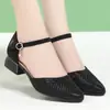 Sandálias de Tela para Mulheres, Sapatos Vazados de Verão, Novos Sapatos Femininos de Salto Baixo com Fivela e Solado Macio, Sapatos de Dança para Mães de Meia-Idade e Idosas