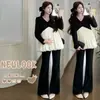Conjunto de Top de Maternidad y Pantalones de Maternidad Ligeramente Acampanados, Estilo Simple de Otoño 2026 con Diseño de Cuello en V y Retazos Florales, Adelgazante
