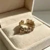 Anillo retro floral en tono café dorado, una pieza lujosa y única con un aire de alta gama, diseñado para apilar, con un borde de encaje, y perfecto para el dedo índice, ofreciendo un estilo moderno e individual