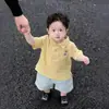 Estilo Coreano para Niños Verano 2026 Nuevo Amarillo Bordado Cuello Polo Suéter de Manga Corta Niños Rayas Azules Shorts Casuales