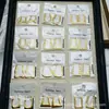 Moda Europea y Americana Pendientes de Acero Inoxidable Temperamento Dorado Versátiles Sensación de Alta Gama Resistentes al Color Retro Nicho Pendientes de Botón Adornos para Orejas