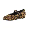 Aumento de Altura de 4 cm~2026 Nuevos Zapatos Planos de Ballet Redondos de Estilo Retro de Nicho con una Sola Correa Zapatos Mary Jane Estampado de Leopardo para Mujer
