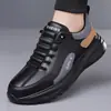 Primavera 2026 Nuevos Zapatos Casuales de Cuero para Hombre Estilo Coreano Versátiles Zapatillas de Moda Juventud Zapatos Blancos Venta al por Mayor