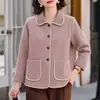 Elegante y estiloso abrigo de primavera y otoño para madres, nuevo modelo 2026, cárdigan de punto para mujeres de mediana edad y mayores